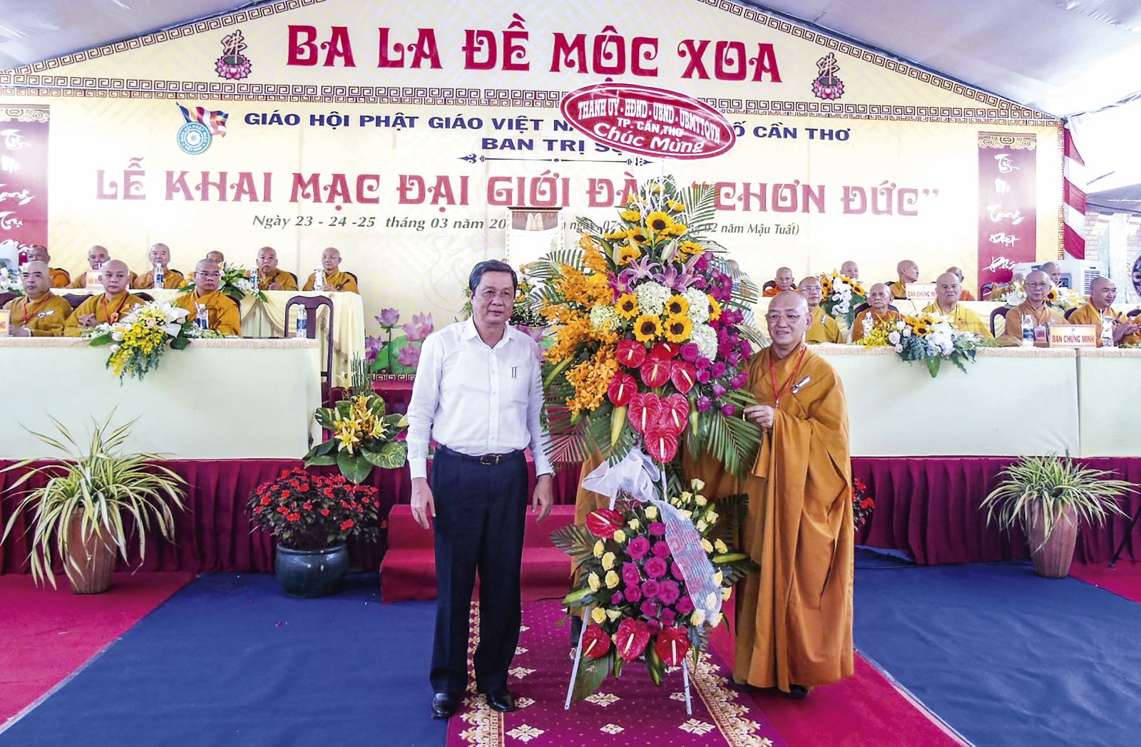 Đồng chí Phạm Văn Hiểu, Phó Bí thư Thường trực Thành ủy, trao lẵng hoa chúc mừng Đại giới đàn Chơn Đức. Ảnh: THANH THY