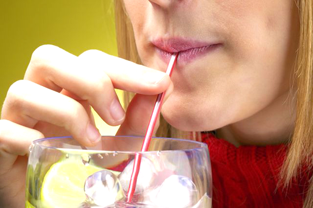 Hãy suy nghĩ trước khi chọn uống nước bằng ống hút - Báo Cần Thơ Online