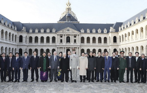 Tổng Bí thư Nguyễn Phú Trọng với các đại biểu tại Điện Invalides. Ảnh: Trí Dũng-TTXVN