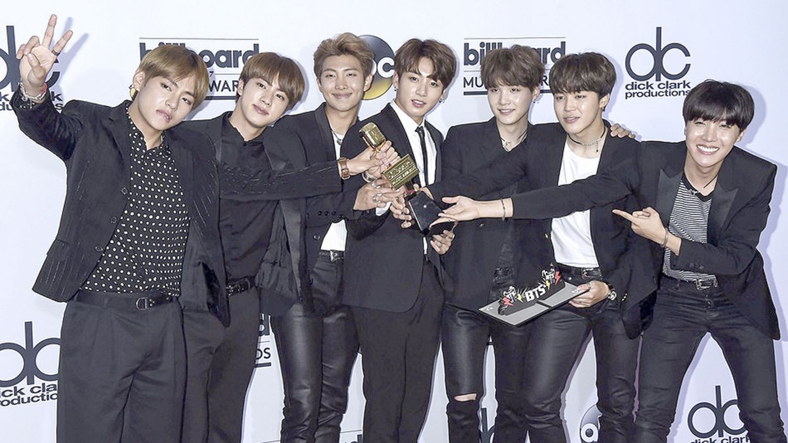 BTS với chiến thắng Best Social Artist tại Billboard Music Awards 2017.