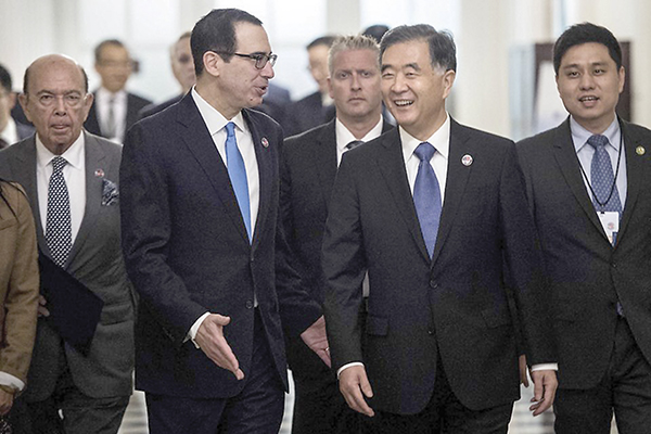 Bộ trưởng Tài chính Mỹ Mnuchin (thứ hai, từ trái sang) đang cân nhắc đến Bắc Kinh để đàm phán về thương mại. Ảnh: WSJ