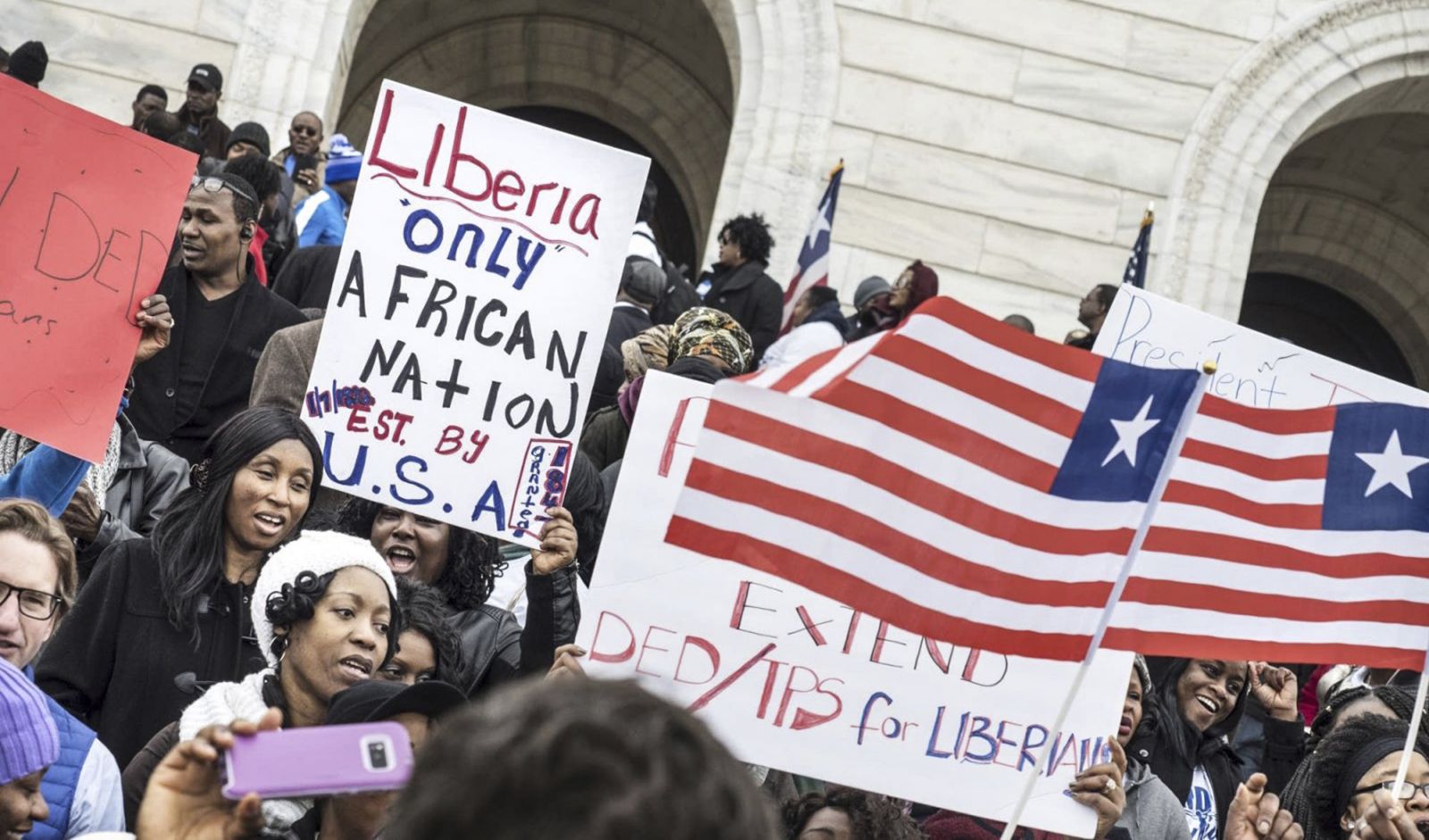 Tuần hành kêu gọi gia hạn TPS và DED cho người nhập cư Liberia tại Mỹ. Ảnh: MPR News