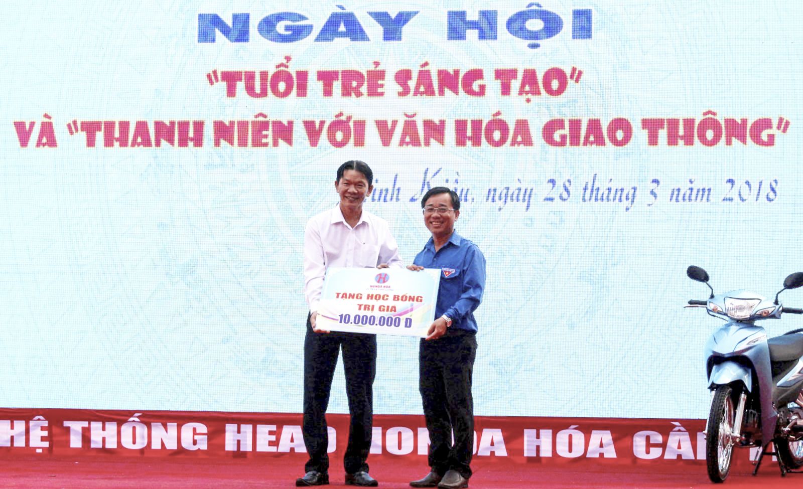 Lãnh đạo HEAD Honda HÓA trao 10 triệu đồng cho Quận đoàn Ninh Kiều để chăm lo cho học sinh, thanh thiếu niên gặp khó khăn trong cuộc sống. Ảnh: HÀ VĂN