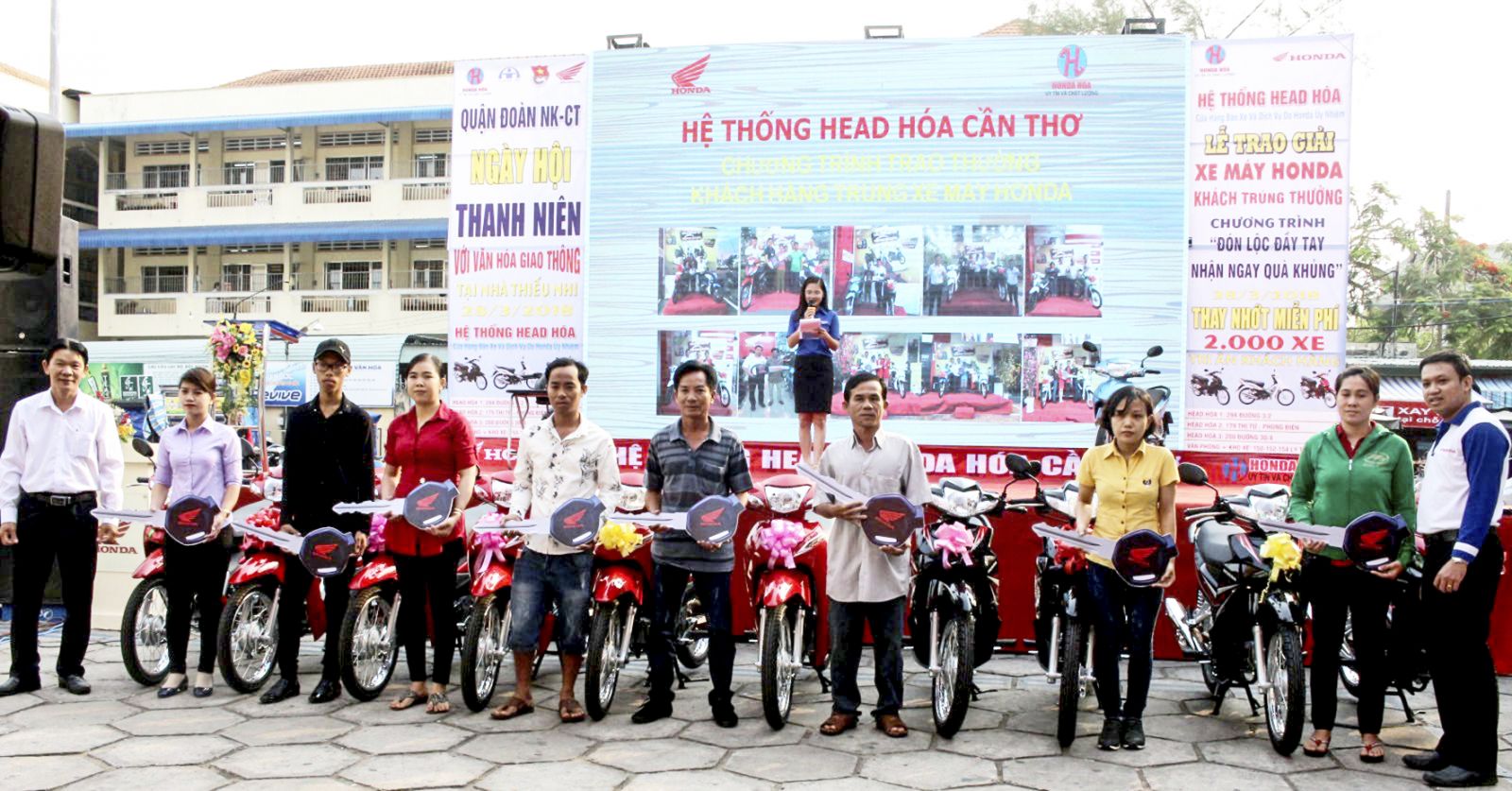 10 khách hàng được đại diện HEAD Honda HÓA trao tặng xe gắn máy từ Chương trình khuyến mãi “Đón lộc đầy tay, nhận ngay quà khủng”. Ảnh: HÀ VĂN