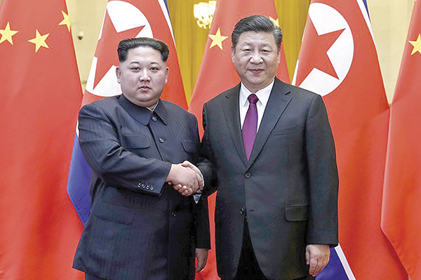 Lãnh đạo Triều Tiên Kim Jong-un (trái) và Chủ tịch Trung Quốc Tập Cận Bình. Ảnh: AP