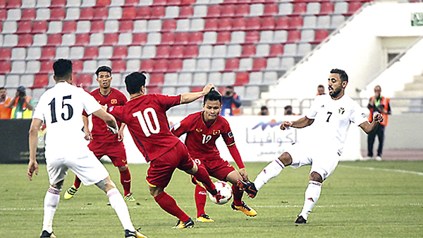 Các cầu thủ Việt (giữa) chống đỡ trước sức ép của Jordan. Ảnh: VFF