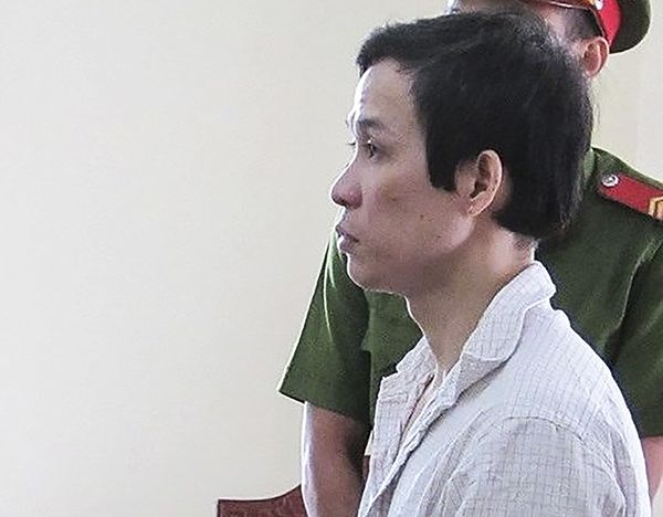 Bị cáo Lê Minh Đức nghe tòa tuyên án. Ảnh: KIỀU CHINH