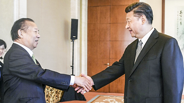 Chủ tịch Trung Quốc Tập Cận Bình (phải) bắt tay Tổng thư ký LDP Toshihiro Nikai tại Hội nghị thượng đỉnh về BRI. Ảnh: SCMP
