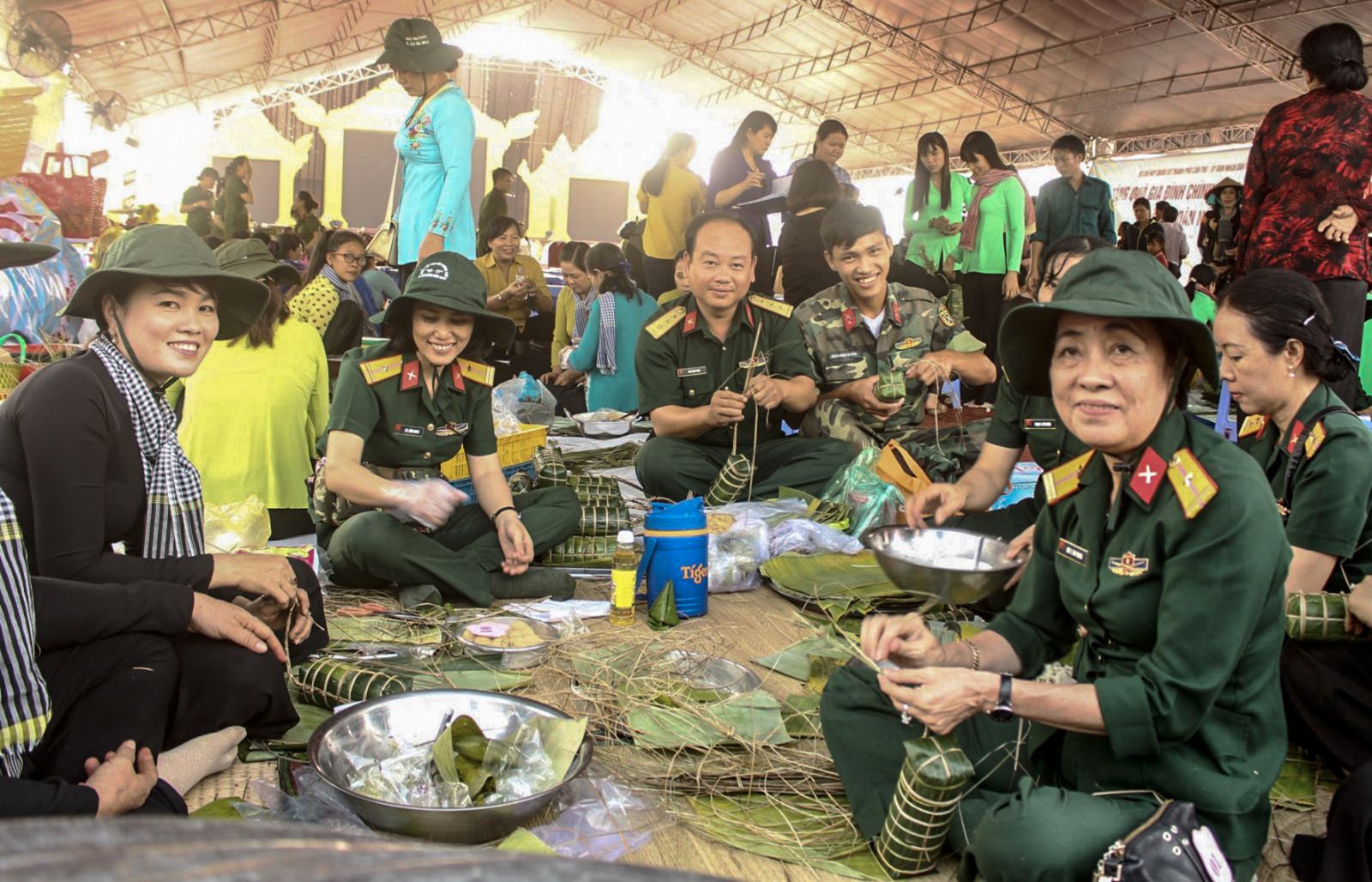 Lực lượng vũ trang TP Cần Thơ tham gia thi gói bánh tét trong Tết Quân Dân năm 2018 tổ chức ở xã Đông Thắng, huyện Cờ Đỏ. Ảnh: PHẠM TRUNG