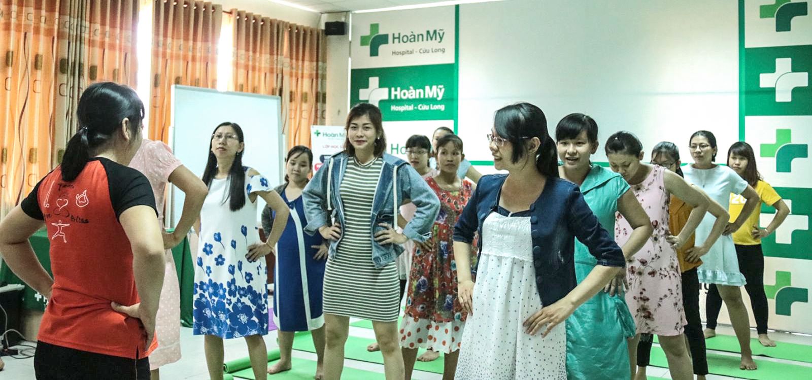Thai phụ vận động hợp lý giúp thai kỳ khỏe mạnh. Trong ảnh: Thai phụ tham gia lớp học tiền sản do BV Đa khoa Hoàn Mỹ Cửu Long tổ chức.