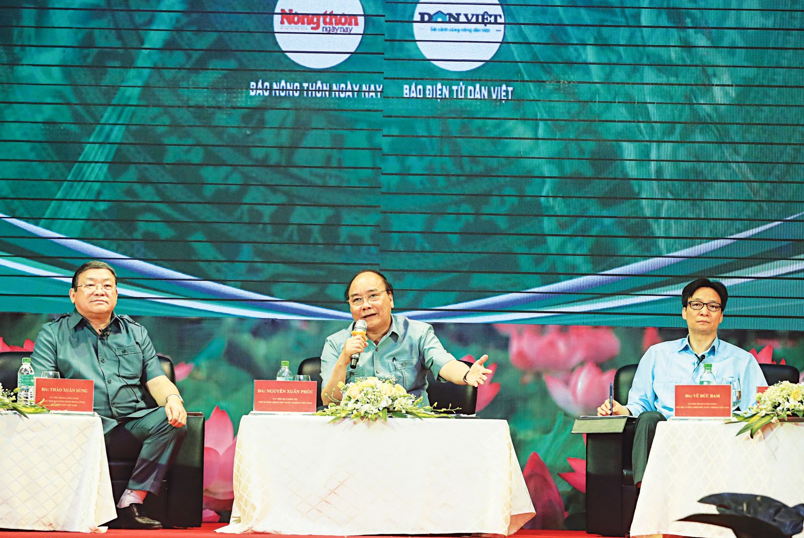 Thủ tướng Nguyễn Xuân Phúc phát biểu tại buổi đối thoại. Ảnh: THỐNG NHẤT - TTXVN.