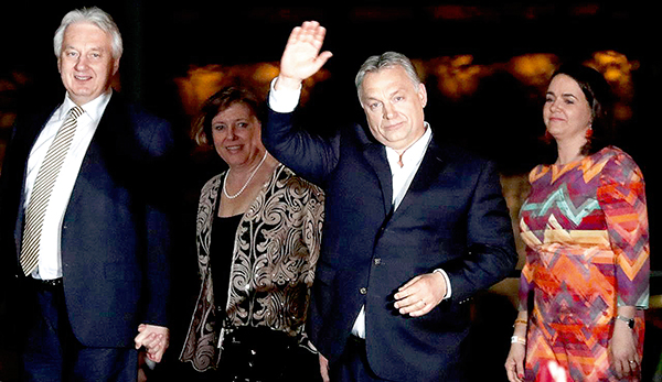 Thủ tướng Orban vẫy tay chào người ủng hộ sau chiến thắng hôm 8-4. Ảnh: Reuters
