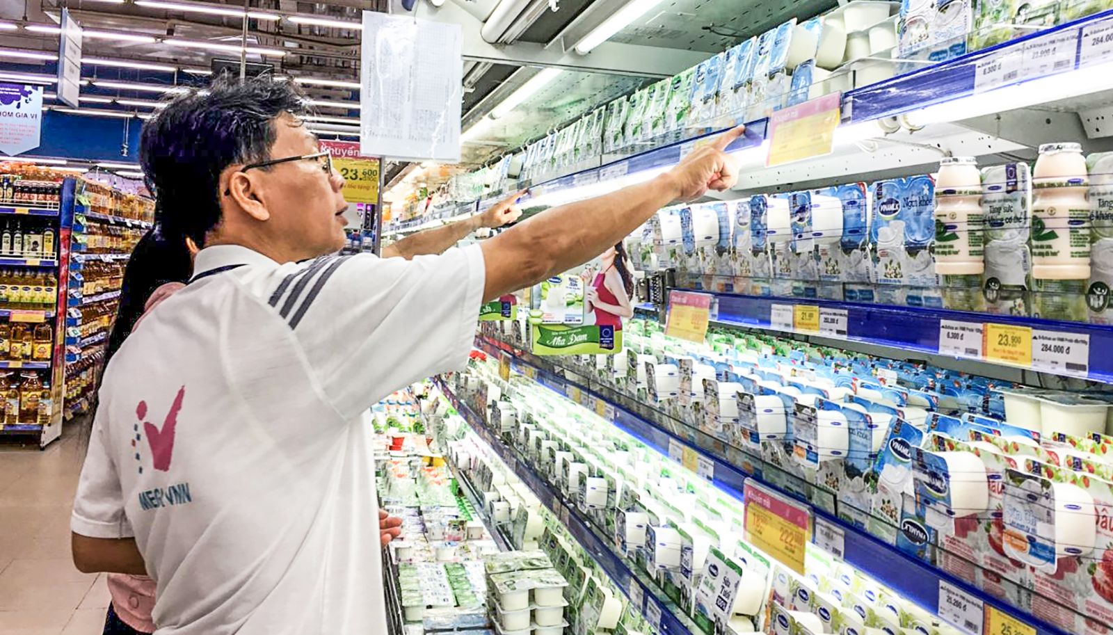 Người tiêu dùng đang chọn mua các sản phẩm Vinamilk tại siêu thị Co.opmart Cần Thơ. Ảnh: KHÁNH NAM