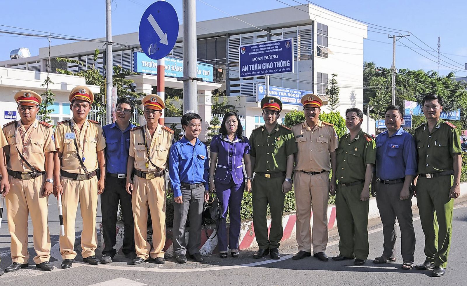 Các ban, ngành, đoàn thể trên địa bàn quận Ninh Kiều phối hợp xây dựng đoạn đường ATGT tuyến đường Nguyễn Văn Cừ, ra mắt cuối năm 2015, đến nay tiếp tục duy trì hiệu quả, góp phần tích cực trong giữ gìn an ninh trật tự. Ảnh: KIỀU CHINH