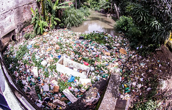 Một khúc sông Tejipió phủ đầy rác thải nhựa. Ảnh: Guardian