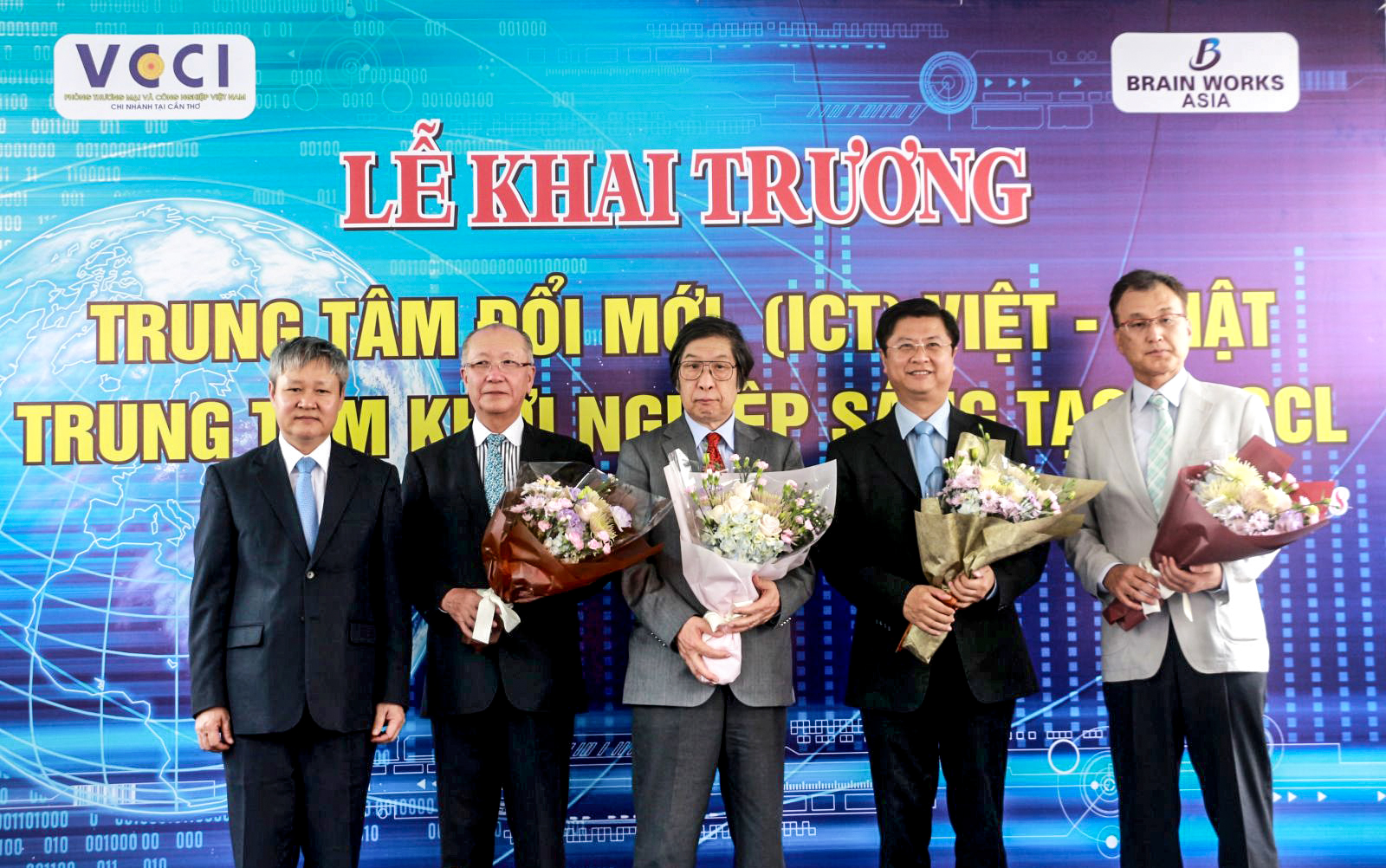 Ông Võ Tân Thành, Phó Chủ tịch VCCI (bìa trái) tặng hoa cảm ơn lãnh đạo TP Cần Thơ và các đơn vị hợp tác hình thành 2 trung tâm. Ảnh: N.H