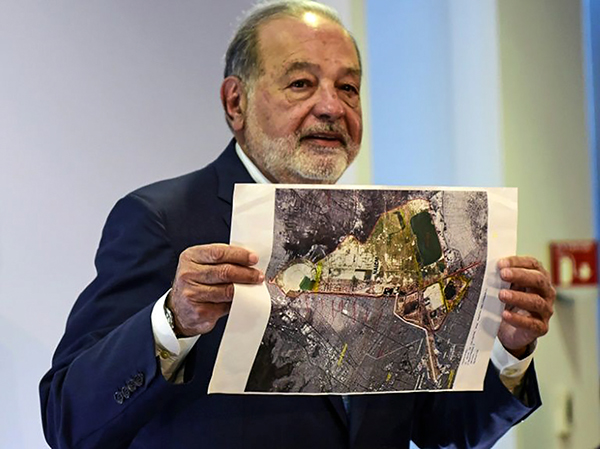 Tỉ phú Slim đưa ra hình ảnh dự án sân bay mới trong cuộc họp báo. Ảnh: AFP