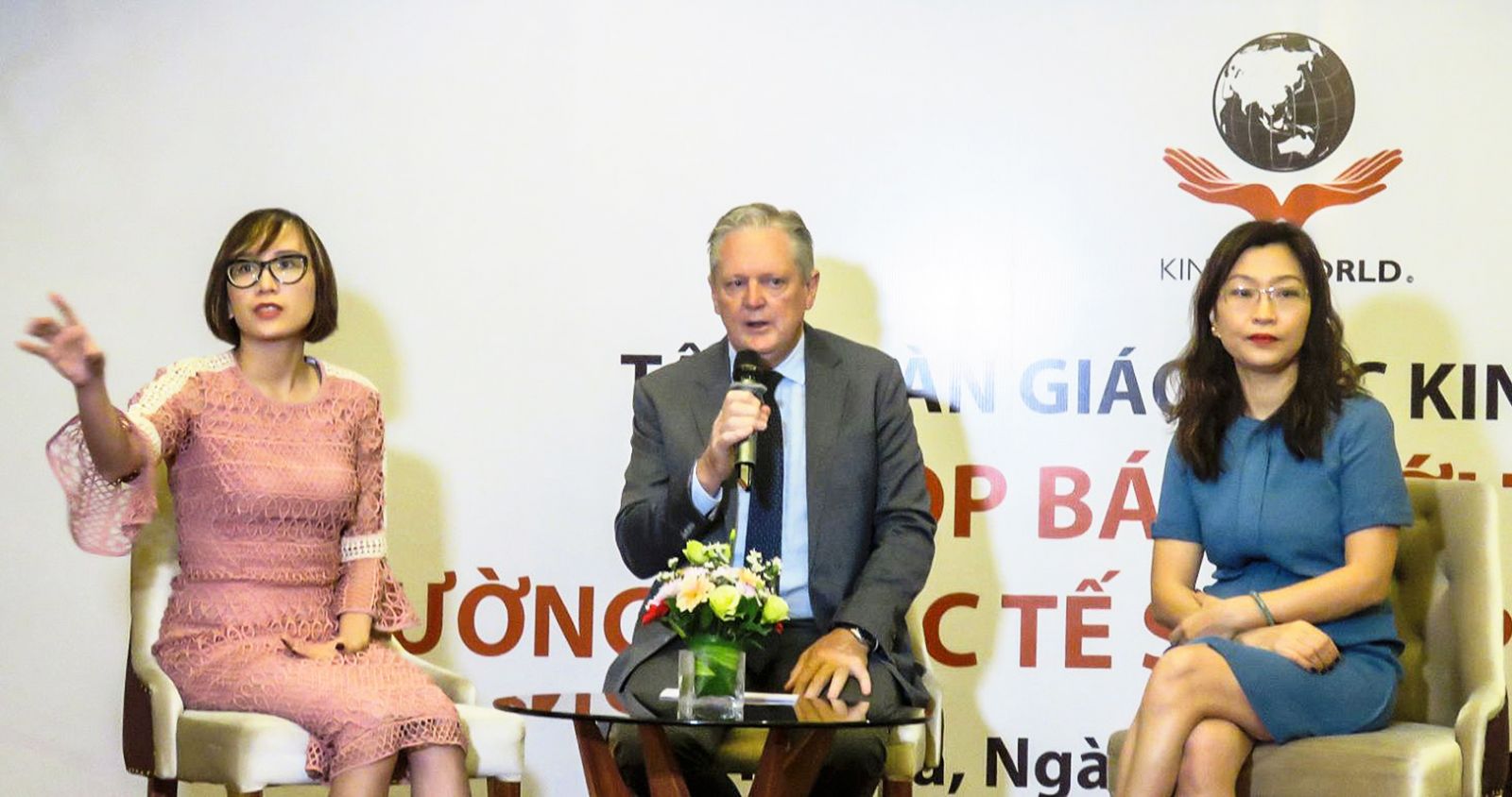 Ông Peter Baker – Giám đốc Giáo dục Tập đoàn KinderWorld phát biểu tại buổi họp báo. Ảnh: B.NGỌC