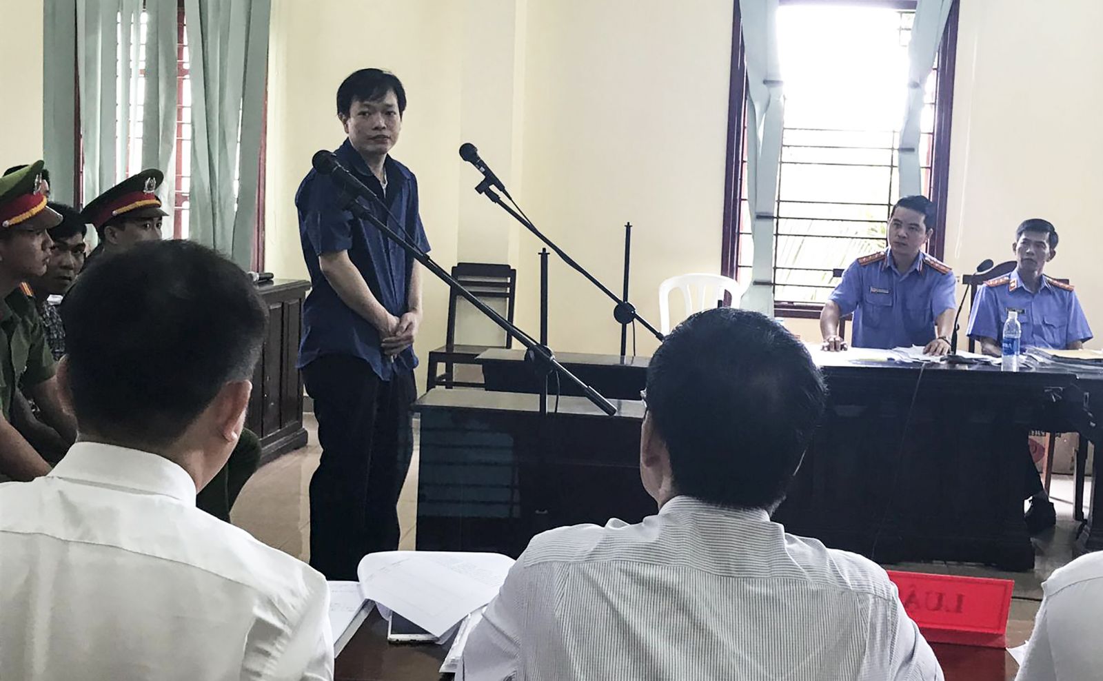Nguyễn Huỳnh Đạt Nhân trả lời câu hỏi của luật sư tại phiên tòa. Ảnh:  KIỀU CHINH