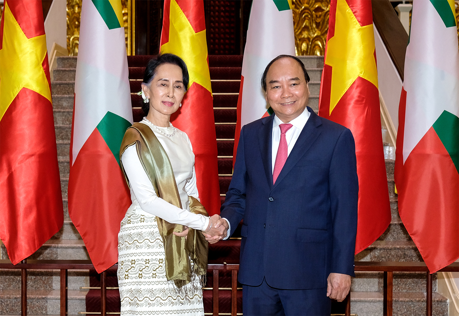 Thủ tướng Nguyễn Xuân Phúc và Cố vấn Nhà nước, Bộ trưởng Bộ Ngoại giao-Bộ trưởng Văn phòng Tổng thống Cộng hòa Liên bang Myanmar Aung San Suu Kyi. Ảnh: QUANG HIẾU - VGP