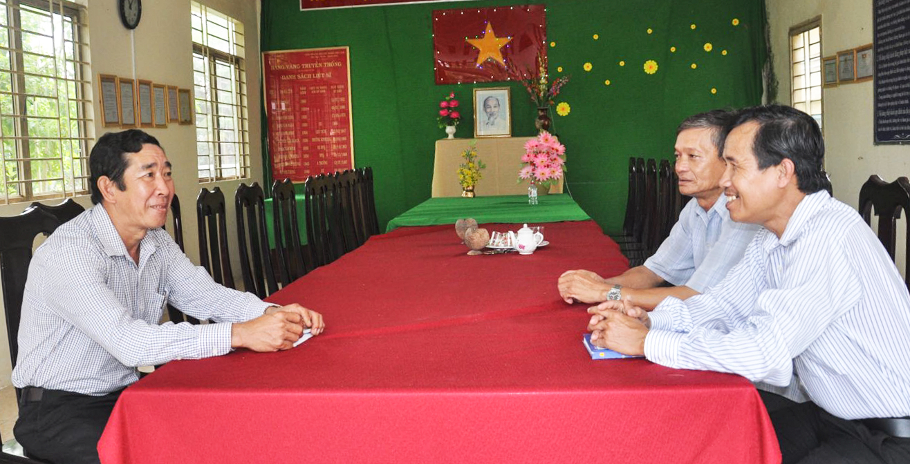 Đồng chí Nguyễn Văn Lộc, Chủ nhiệm UBKT Đảng ủy xã Nhơn Ái (bên trái) làm việc với Chi ủy ấp Nhơn Thọ 1A để nắm tình hình đảng viên chấp hành chỉ thị, nghị quyết của đảng. Ảnh: ANH DŨNG