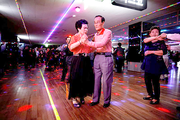 Các cặp đôi khiêu vũ tại colatec New Hyundai Core. Ảnh: Reuters
