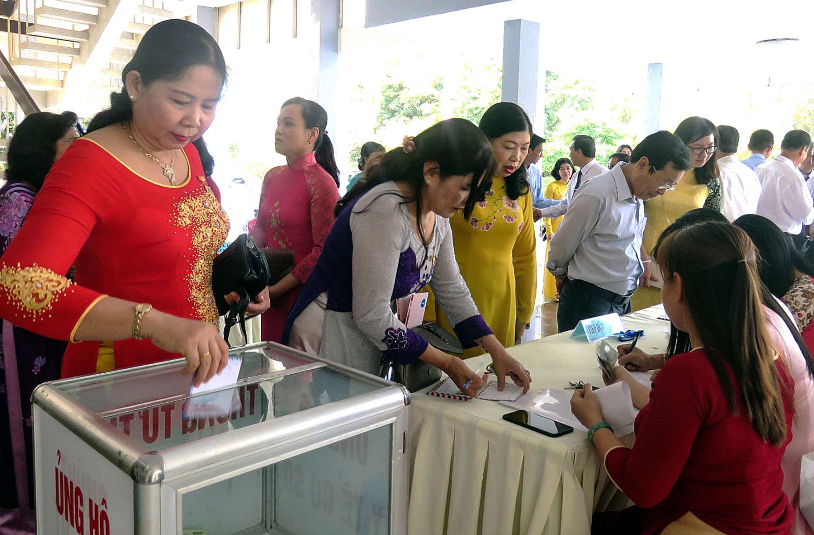 Các đại biểu dự lễ kỷ niệm Ngày thầy thuốc Việt Nam đóng góp ủng hộ mua trang thiết bị cho y tế cơ sở.