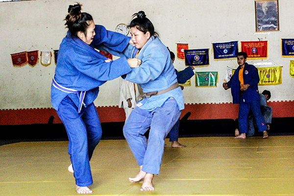 Các võ sĩ đội trẻ Judo Sóc Trăng tập luyện.