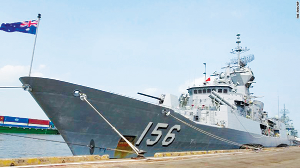Tàu khu trục HMAS Toowoomba của Úc tại cảng Sài Gòn chiều 19-4. Ảnh: CNN