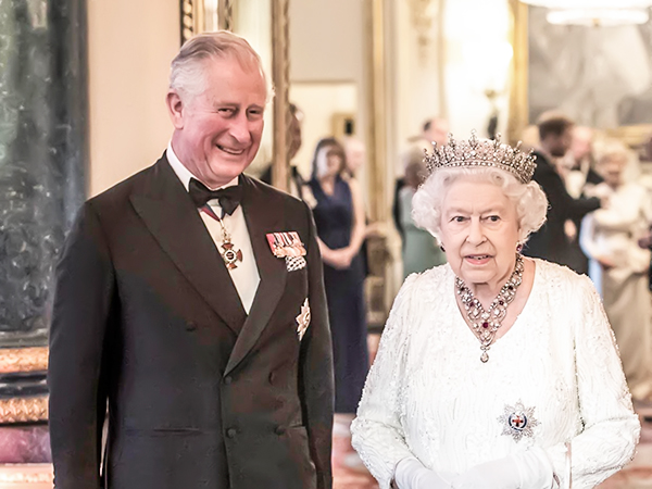 Nữ hoàng Elizabeth đệ nhị và Thái tử Charles. Ảnh: Reuters