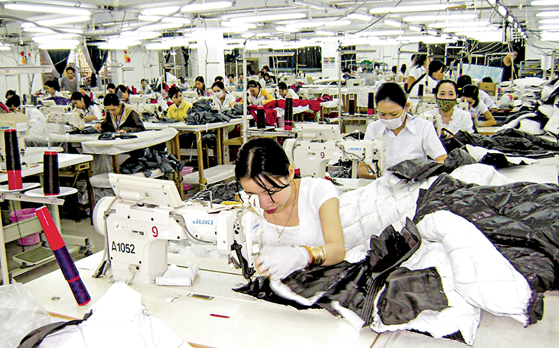 Sản xuất hàng may mặc xuất khẩu tại một doanh nghiệp ở Khu công nghiệp Trà Nóc, TP Cần Thơ. Ảnh: KHÁNH TRUNG