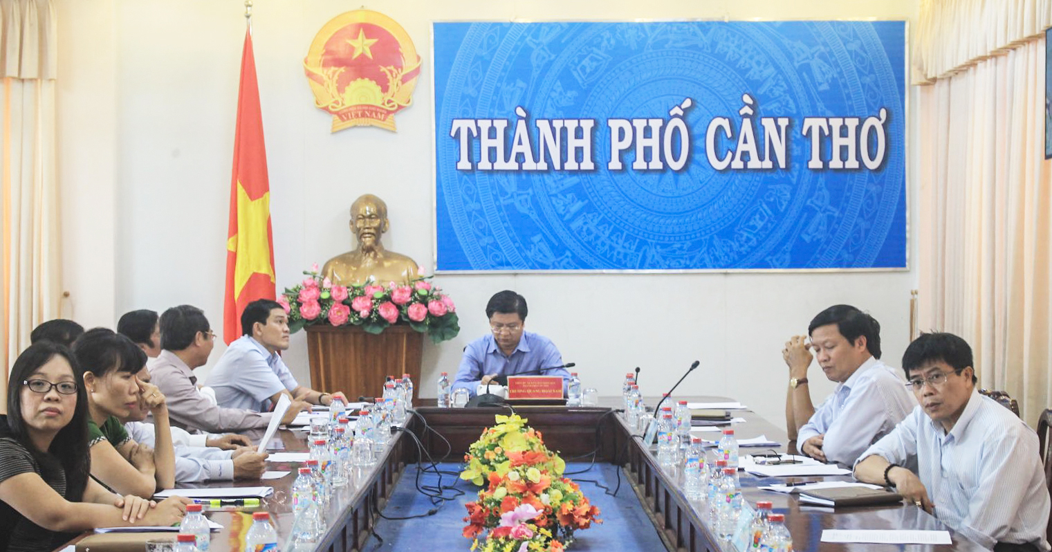 Phó chủ tịch UBND TP Cần Thơ Trương Quang Hoài Nam cùng các đại biểu tham dự hội nghị tại điểm cầu trực tuyến TP Cần Thơ.