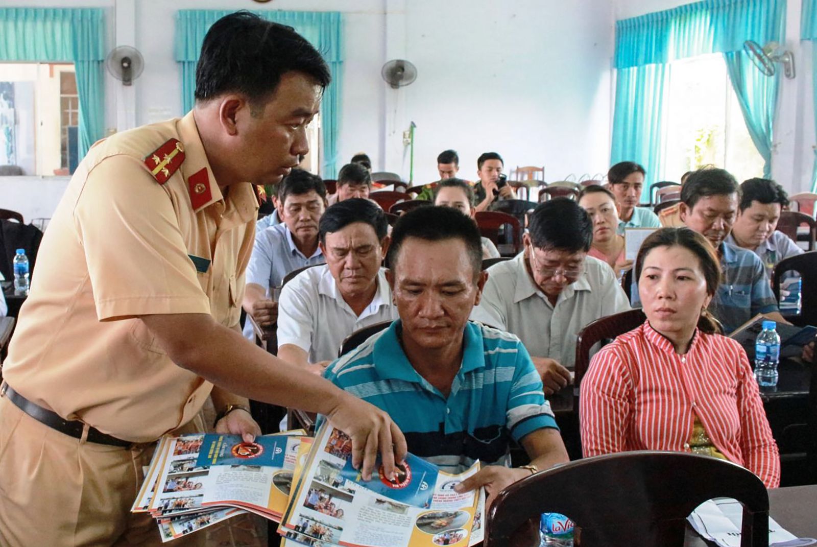 Cảnh sát giao thông quận Cái Răng phát tờ rơi tuyên truyền về TTATGT cho các doanh nghiệp kinh doanh vận tải trên địa bàn. Ảnh: TÂM KHOA