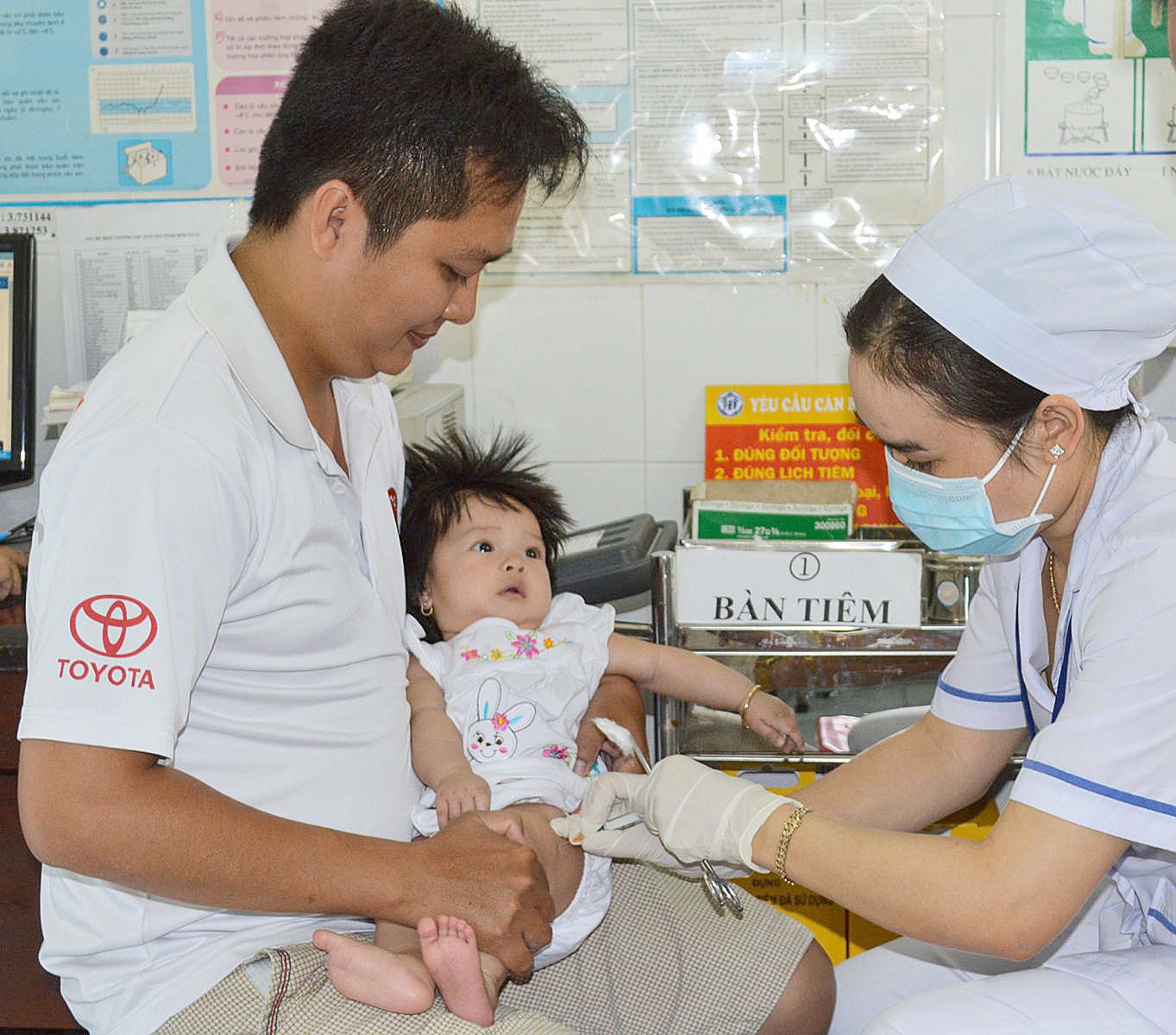 Tiêm ngừa cho trẻ ở Trạm y tế An Khánh, quận Ninh Kiều. Ảnh: H.HOA