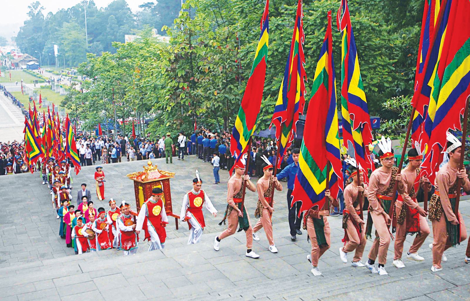 Đoàn dâng hương từ sân trung tâm lễ hội lên Đền Thượng. Ảnh: THANH TÙNG - TTXVN