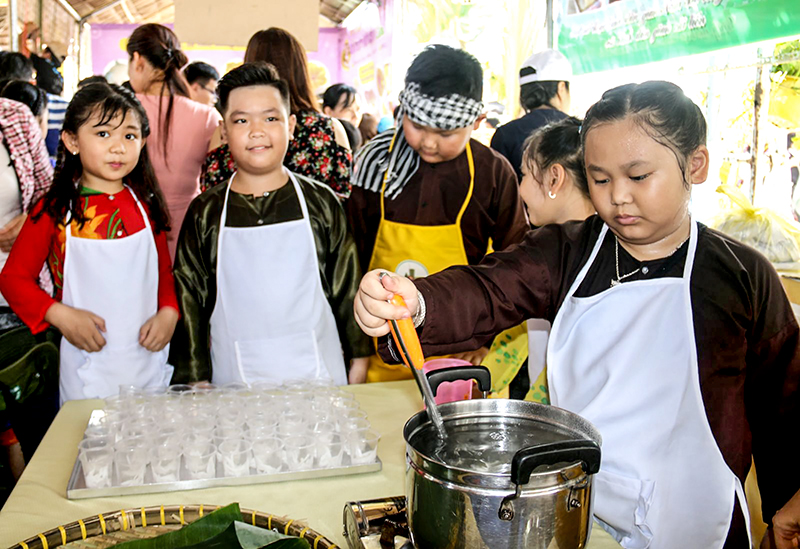 Học sinh Trường Tiểu học Võ Trường Toản (quận Ninh Kiều) trải nghiệm đổ rau câu. Đây là điểm mới tại Lễ hội năm nay. Ảnh: ĐĂNG HUỲNH