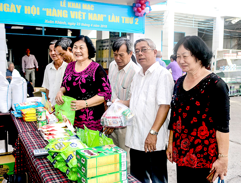 “Ngày hội Hàng Việt Nam” tại UBND phường Xuân Khánh thu hút đông đảo người dân đến tham quan và  mua sắm.