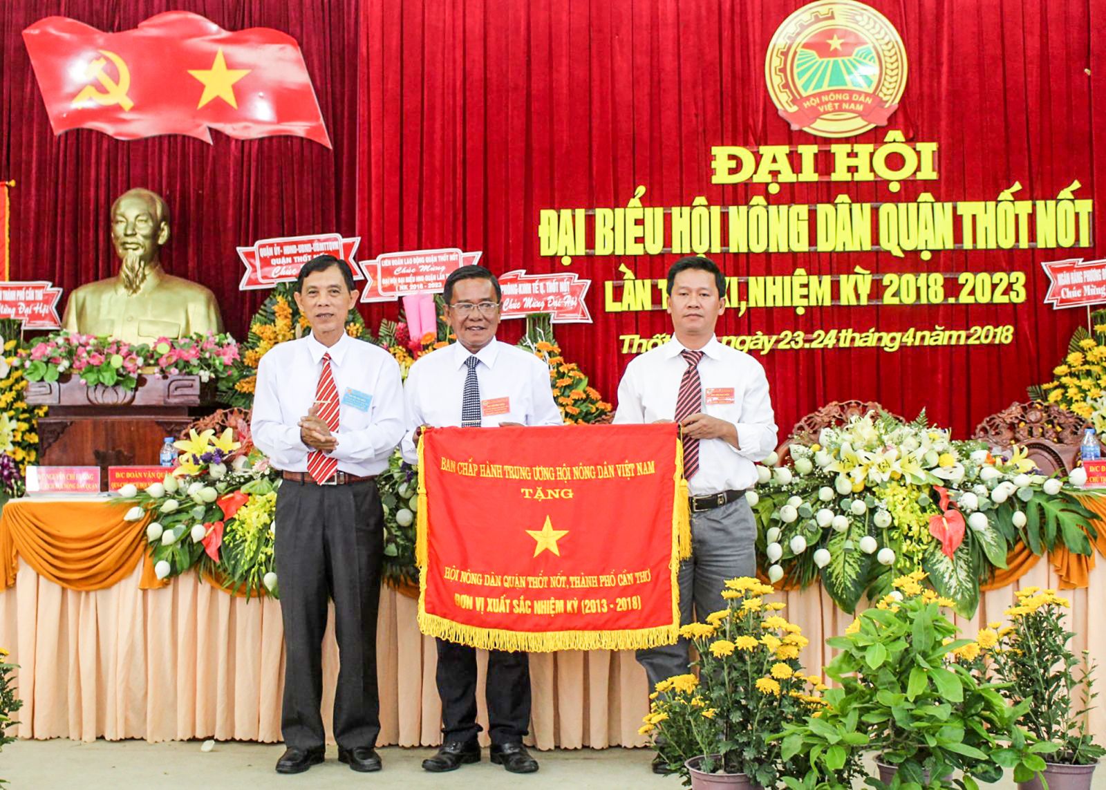 Đẩy mạnh phong trào nông dân thi đua sản xuất, kinh doanh giỏi Ông Lê Bá Phước, Chủ tịch HND thành phố (bìa trái) trao cờ của Trung ương HND Việt Nam cho lãnh đạo HND quận Thốt Nốt. Ảnh: THANH THƯ