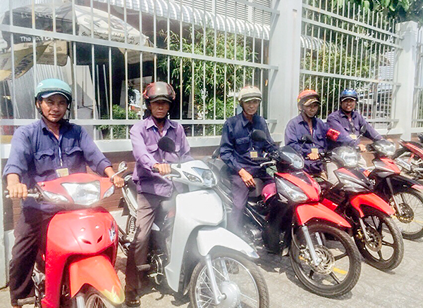 Các thành viên trong nghiệp đoàn mô tô khách ở phường Hưng Thạnh. Ảnh: CHẤN HƯNG 