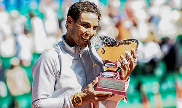 Nadal nâng cúp vô địch Monte Carlo. Ảnh: Getty