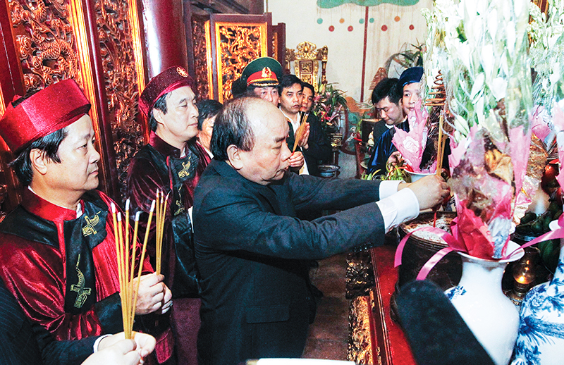 Thủ tướng Nguyễn Xuân Phúc và các đại biểu dâng hương tại Đền Thượng thuộc Khu di tích lịch sử Quốc gia đặc biệt Đền Hùng. Ảnh: LÂM KHÁNH – TTXVN