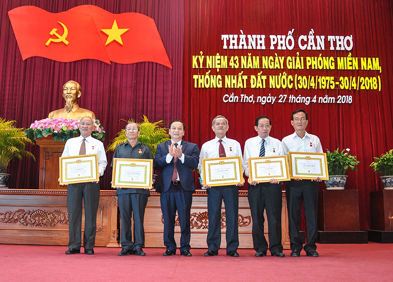 Đồng chí Trần Quốc Trung, Ủy viên Trung ương Đảng, Bí thư Thành ủy trao Huy hiệu Đảng cho các đảng viên.