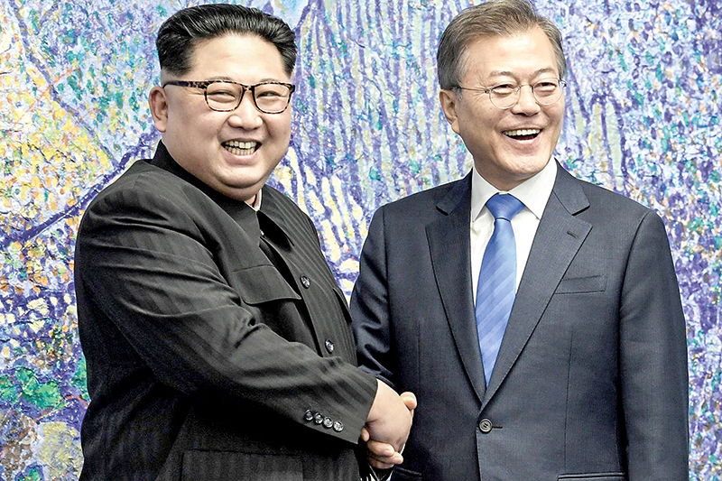 Kỷ nguyên mới trên bán đảo Triều Tiên Cái bắt tay lịch sử giữa lãnh đạo Triều Tiên Kim Jong-un (trái) và Tổng thống Hàn Quốc Moon Jae-in. Ảnh: Reuters