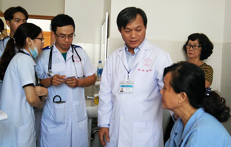 Bác sĩ La Văn Phú trò chuyện với bệnh nhân chịu đựng 10 năm căn bệnh ăn vào trào ra. Ảnh: THU SƯƠNG