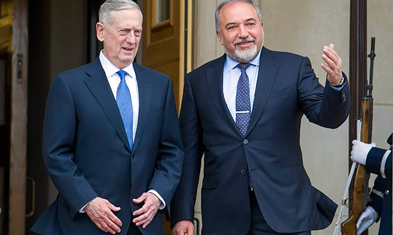 Nguy cơ xung đột giữa Israel và Iran Bộ trưởng Quốc phòng Mỹ Mattis (trái) và người đồng cấp Israel Lieberman. Ảnh: AP