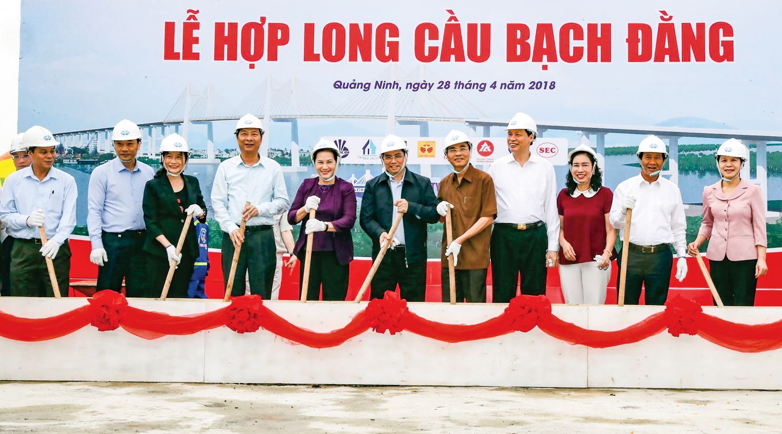 Chủ tịch Quốc hội Nguyễn Thị Kim Ngân và các đại biểu thực hiện nghi lễ hợp long cầu Bạch Đằng. Ảnh: TRỌNG ĐỨC-TTXVN