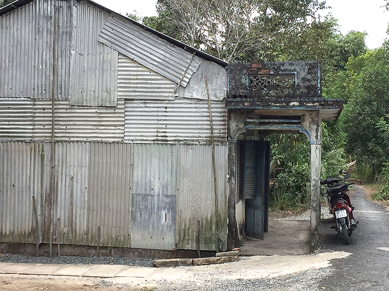 Căn nhà của vợ chồng ông H., giờ đây đã sang tên cho người khác và đã thế chấp, vay vốn tại ngân hàng. Do không khả năng thanh toán, tài sản này  bị kê biên, phát mãi. Ảnh: CHẤN HƯNG