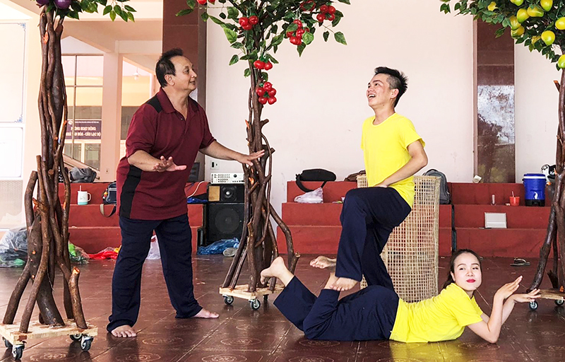 Biên đạo múa Huỳnh Nhật Danh (bìa trái) hướng dẫn diễn viên tập luyện. Ảnh: ĐĂNG HUỲNH