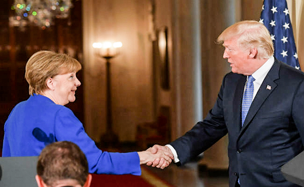 Tổng thống Trump (phải) và Thủ tướng Merkel tại Nhà Trắng hôm 27-4.  Ảnh: NYT