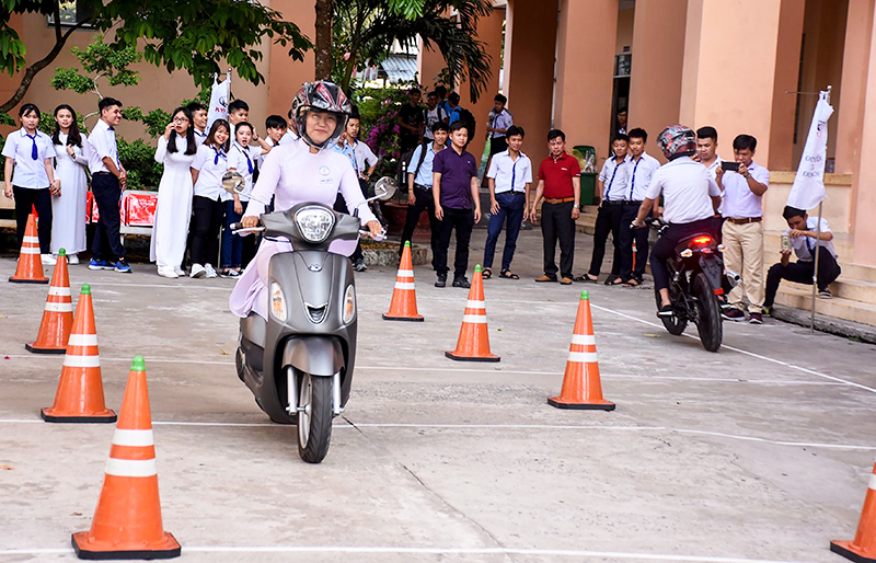 Học sinh Trường THPT Nguyễn Việt Hồng tham gia lái xe 50 phân khối an toàn của Công ty Kymco sản xuất. Ảnh: XUÂN ĐÀO